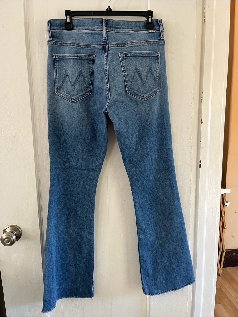 MOTHER The Weekender Fray Flared Jeans A Groovy Kind Of Love 32 - Picture 5 of 16